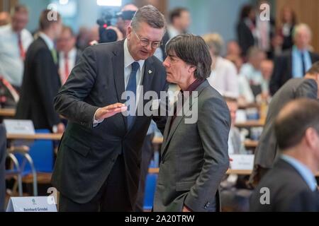 Dieter Reinhard Grindel (links, der ehemalige DFB-Präsident) spricht zu Joachim Loew (Löw, Jogi, Trainer GER), spricht, spricht, spricht, sprechen, halb Bild, halb Abbildung, 43th DFB-Bundestag am 27.09. 2019 in Frankfurt/Deutschland. | Verwendung weltweit Stockfoto