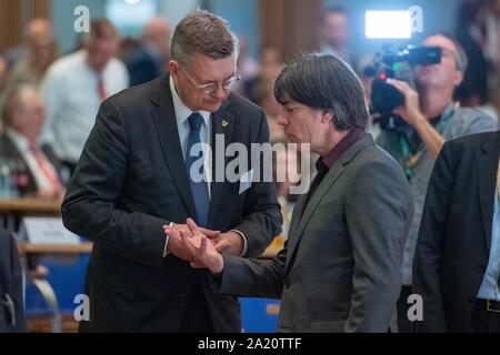 Dieter Reinhard Grindel (links, der ehemalige DFB-Präsident) spricht zu Joachim Loew (Löw, Jogi, Trainer GER), spricht, spricht, spricht, sprechen, halb Bild, halb Abbildung, 43th DFB-Bundestag am 27.09. 2019 in Frankfurt/Deutschland. | Verwendung weltweit Stockfoto