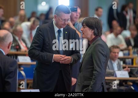 Dieter Reinhard Grindel (links, der ehemalige DFB-Präsident) spricht zu Joachim Loew (Löw, Jogi, Trainer GER), spricht, spricht, spricht, sprechen, halb Bild, halb Abbildung, 43th DFB-Bundestag am 27.09. 2019 in Frankfurt/Deutschland. | Verwendung weltweit Stockfoto