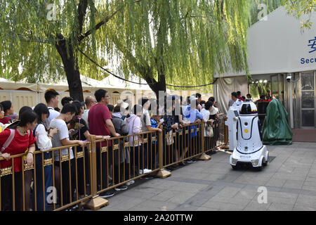 Peking, Peking, China. 30 Sep, 2019. Peking, China - Am 29. September 2019, auf dem Platz des Himmlischen Friedens, Peking, der Roboter elektronische Polizei mit automatischer Patrol und automatischem Wecker begann zu patrouillieren auf der Straße, die die Straße Sicherheit garantiert, und begrüßt die nationalen Tag. Credit: SIPA Asien/ZUMA Draht/Alamy leben Nachrichten Stockfoto