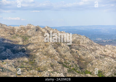 Blick auf die Berge mit Feldern und Granitfelsen, auf Caramulo Bergen, in Portugal Stockfoto