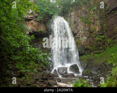 Beautiful South Wales Vauvillers fällt Wasserfall Felsen Nass-Flusses Neath/Afon Nedd - Wales Stockfoto