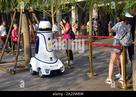 Peking, Peking, China. 30 Sep, 2019. Peking, China - Am 29. September 2019, auf dem Platz des Himmlischen Friedens, Peking, der Roboter elektronische Polizei mit automatischer Patrol und automatischem Wecker begann zu patrouillieren auf der Straße, die die Straße Sicherheit garantiert, und begrüßt die nationalen Tag. Credit: SIPA Asien/ZUMA Draht/Alamy leben Nachrichten Stockfoto