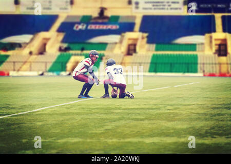 Young Professional American Football Spieler üben Fußball kickoff während des Trainings auf dem Stadion Feld Stockfoto