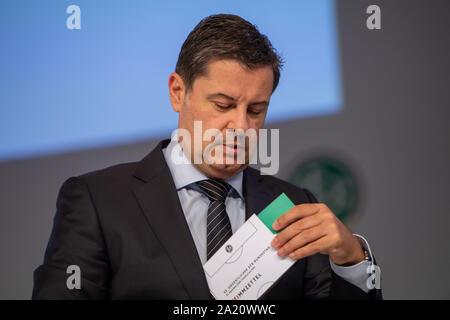 Christian Seifert (Geschäftsführer der DFL, DFB-Vizepräsident) Fügt dem Stimmzettel, Geste, Gestik, Büste, 43 DFB-Bundestag am 27.09.2019 in Frankfurt/Deutschland. | Verwendung weltweit Stockfoto