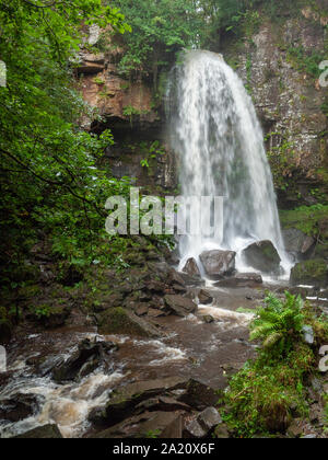 Beautiful South Wales Vauvillers fällt Wasserfall Felsen Nass-Flusses Neath/Afon Nedd - Wales Stockfoto