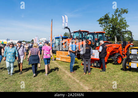 Traktoren und landwirtschaftlichen Maschinen auf Stativ durch den Pfad angezeigt potenzielle Käufer bei den 2019 Frome Käse zeigen zu temp Stockfoto