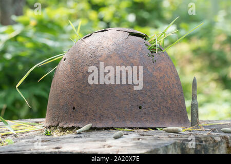 Region Leningrad, Russland - August 6, 2019 - ein rostiges Finnischen battle Helm aus dem Zweiten Weltkrieg in Karelien, nördlich von Saint Petersburg ausgehoben Stockfoto