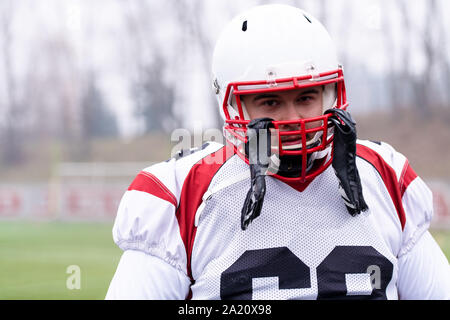 Porträt der jungen zuversichtlich American Football Spieler stehen auf dem Feld während der Ausbildung Stockfoto