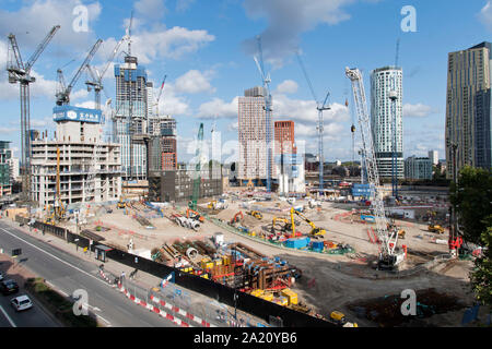 Momentan eine Baustelle von neun Elms Quadrat auf neun Elms Lane in London. 6. August 2019. Stockfoto