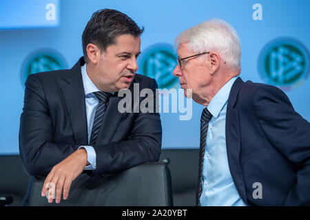 Frankfurt am Main, Deutschland. 27 Sep, 2019. Christian Seifert (Geschäftsführer der DFL, DFB-Vizepräsident) und dr. Reinhard Rauball (DFL-Präsident, Vizepräsident DFB) sprechen witheinancder, spricht, spricht, spricht, sprechen, halb Bild, halb Abbildung, 43. Ordentlicher DFB-Bundestag am 27.09.2019 in Frankfurt/Deutschland. | Verwendung der weltweiten Kredit: dpa/Alamy leben Nachrichten Stockfoto