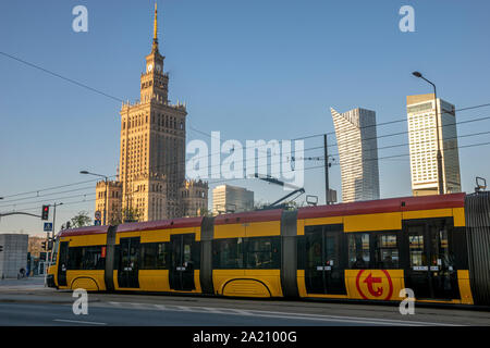 Warschau, Poland-April 2019 - Rund um die Innenstadt, moderne Wolkenkratzer und der Palast der Kultur und Wissenschaft sind sichtbar Stockfoto