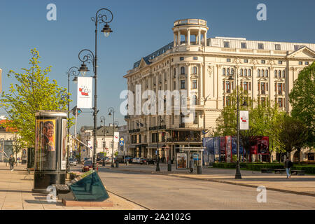 Warschau, Poland-April 2019 - historische Bristol Hotel auf Krakowskie Vorstadt Straße Stockfoto