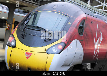 Virgin Trains Class 309 Pendolino Personenzug in Manchester Piccadilly Station 2019 Stockfoto