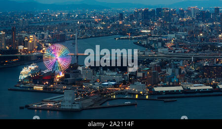 OSAKA, Japan - 13. APRIL 2019: Nacht Blick auf Osaka Bay Stockfoto