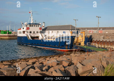 Orkney Ferries M.V. Shapinsay Fähre angedockt Kirkwall Hafen Mainland Orkney Inseln Schottland United Kingdom Steuerbord Blick auf 1989 blau weiß Roll Stockfoto