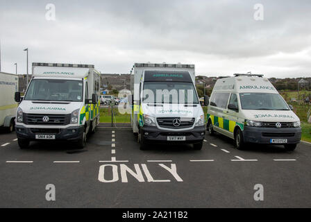 Drei schottische Krankenwagen Einsatzfahrzeuge Aufgereiht Die neue NHS Balfour Hospital Vorland Road Kirkwall Festland den Orkney Inseln Schottland Un Stockfoto