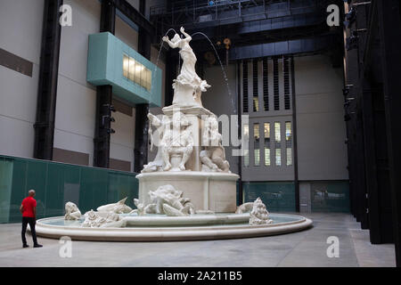 Tate Modern Heute stellte die amerikanische Künstlerin Kara Walker's Installation "Fons Americanus" in der Turbinenhalle, die neuesten Hyundai Kommission. Der 13 Meter hohe Fontäne auf der Victoria Brunnen vor Buckinham Palace beruht, sondern umfasst die Zahlen verweisen auf die Atlantischen Sklavenhandel, einschließlich eine Schlinge, ein Junge Schwimmen unter Haien, und einer afrobrasilianischen Göttin an der Spitze. Stockfoto