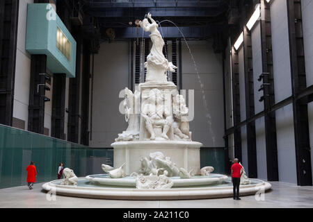 Tate Modern Heute stellte die amerikanische Künstlerin Kara Walker's Installation "Fons Americanus" in der Turbinenhalle, die neuesten Hyundai Kommission. Der 13 Meter hohe Fontäne auf der Victoria Brunnen vor Buckinham Palace beruht, sondern umfasst die Zahlen verweisen auf die Atlantischen Sklavenhandel, einschließlich eine Schlinge, ein Junge Schwimmen unter Haien, und einer afrobrasilianischen Göttin an der Spitze. Stockfoto