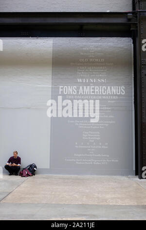 Tate Modern Heute stellte die amerikanische Künstlerin Kara Walker's Installation "Fons Americanus" in der Turbinenhalle, die neuesten Hyundai Kommission. Der 13 Meter hohe Fontäne auf der Victoria Brunnen vor Buckinham Palace beruht, sondern umfasst die Zahlen verweisen auf die Atlantischen Sklavenhandel, einschließlich eine Schlinge, ein Junge Schwimmen unter Haien, und einer afrobrasilianischen Göttin an der Spitze. Stockfoto