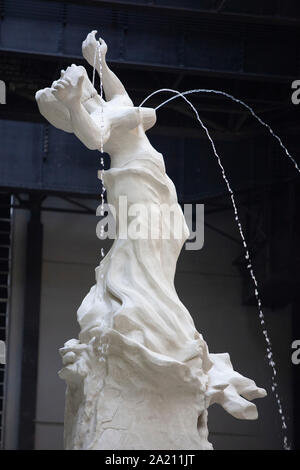 Tate Modern Heute stellte die amerikanische Künstlerin Kara Walker's Installation "Fons Americanus" in der Turbinenhalle, die neuesten Hyundai Kommission. Der 13 Meter hohe Fontäne auf der Victoria Brunnen vor Buckinham Palace beruht, sondern umfasst die Zahlen verweisen auf die Atlantischen Sklavenhandel, einschließlich eine Schlinge, ein Junge Schwimmen unter Haien, und einer afrobrasilianischen Göttin an der Spitze. Stockfoto