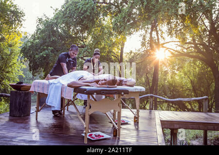 Ein paar bei einer Massage im Spa Stockfoto