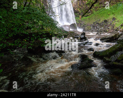 Beautiful South Wales Vauvillers fällt Wasserfall Felsen Nass-Flusses Neath/Afon Nedd - Wales Stockfoto