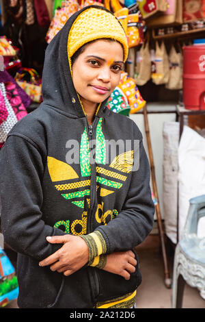 Pushkar, Rajasthan in Indien, 13. Februar 2019: junge indische Mädchen in Adidas hoodie Besuch heiliger See in Pushkar Stockfoto