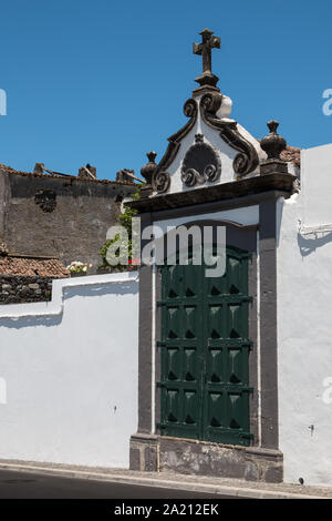 Traditionelle weiße Farbe der Fassade der Häuser. Kapelle mit einem Kreuz auf dem Dach. Ribeira Grande, Sao Miguel, Azoren, Portugal. Stockfoto