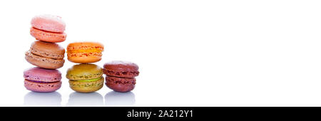 Pyramide der pastellfarbenen französische Macarons, Panoramablick auf weißem Hintergrund Stockfoto