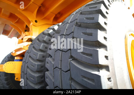 Große Hinterräder Dump Truck bei ungewöhnlichen Winkel Stockfoto