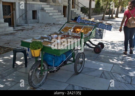 Athen, Griechenland, Jun 04, 2016 Street mobile Sales von feinen frischen orientalischen Snacks. Stockfoto