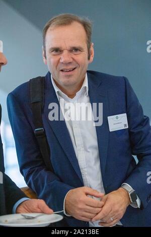 Frankfurt am Main, Deutschland. 27 Sep, 2019. Bernd Hoffmann (Vorsitzender des Vorstands, HSV Hamburg Hamburg Hamburg), halb Bild, halb Abbildung, Porträt, 43 DFB-Bundestag am 27.09.2019 in Frankfurt/Deutschland. | Verwendung der weltweiten Kredit: dpa/Alamy leben Nachrichten Stockfoto