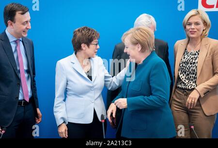 Berlin, Deutschland. 30 Sep, 2019. Annegret Kramp-Karrenbauer (CDU, 2. von links), Bundesminister der Verteidigung und der Vorsitzende der CDU, begrüßt Bundeskanzlerin Angela Merkel (CDU, 2. von rechts)) zu Beginn der Sitzung des CDU-Bundesvorstands im Konrad-Adenauer-Haus zusammen mit Paul Ziemiak (l), CDU-Generalsekretär, und Julia Klöckner (CDU), Bundesminister für Ernährung und Landwirtschaft. Credit: Kay Nietfeld/dpa/Alamy leben Nachrichten Stockfoto