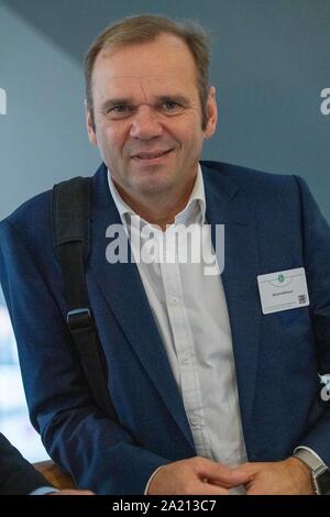 Frankfurt am Main, Deutschland. 27 Sep, 2019. Bernd Hoffmann (Vorsitzender des Vorstands, HSV Hamburg Hamburg Hamburg), halb Bild, halb Abbildung, Porträt, 43 DFB-Bundestag am 27.09.2019 in Frankfurt/Deutschland. | Verwendung der weltweiten Kredit: dpa/Alamy leben Nachrichten Stockfoto