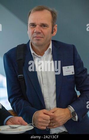 Frankfurt am Main, Deutschland. 27 Sep, 2019. Bernd Hoffmann (Vorsitzender des Vorstands, HSV Hamburg Hamburg Hamburg), halb Bild, halb Abbildung, Porträt, 43 DFB-Bundestag am 27.09.2019 in Frankfurt/Deutschland. | Verwendung der weltweiten Kredit: dpa/Alamy leben Nachrichten Stockfoto