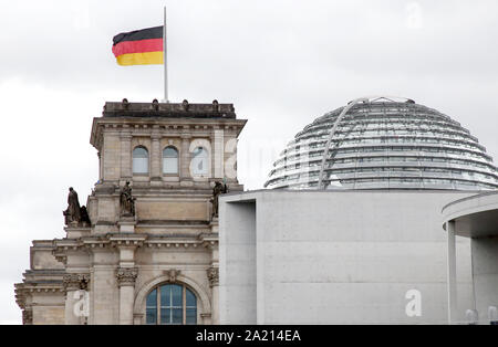 Berlin, Deutschland. 30 Sep, 2019. Die Fahnen am Reichstag, Sitz des Deutschen Bundestages, wehen auf Halbmast anlässlich des Todes des früheren Präsidenten Jauqes Chirac. Chirac hatte am vergangenen Donnerstag im Alter von 86 Jahren gestorben. Quelle: Wolfgang Kumm/dpa/Alamy leben Nachrichten Stockfoto