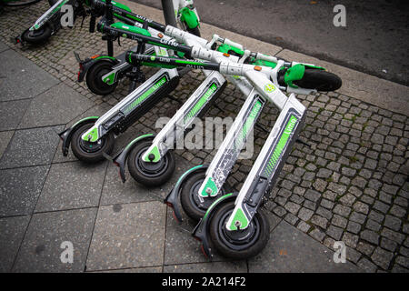 Berlin, Deutschland. 30 Sep, 2019. E-scooters sind auf der Seite der Straße. Credit: Arne Immanuel Bänsch/dpa/Alamy leben Nachrichten Stockfoto