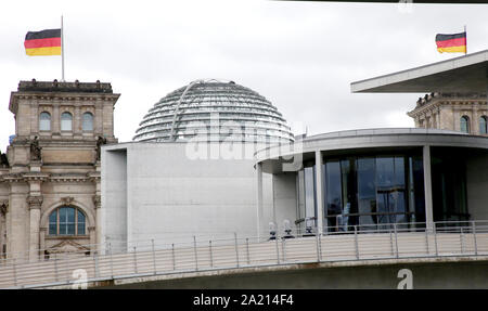 Berlin, Deutschland. 30 Sep, 2019. Die Fahnen am Reichstag, Sitz des Deutschen Bundestages, wehen auf Halbmast anlässlich des Todes des früheren Präsidenten Jauqes Chirac. Chirac hatte am vergangenen Donnerstag im Alter von 86 Jahren gestorben. Quelle: Wolfgang Kumm/dpa/Alamy leben Nachrichten Stockfoto