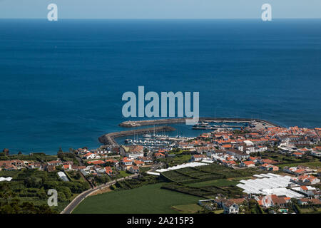 Luftaufnahme der Stadt, im Atlantik und einem Hafen. Blue Sky. Vila Franca do Campo, Sao Miguel, Azoren, Portugal. Stockfoto