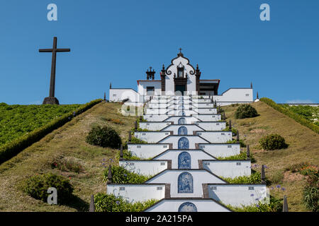 Hermitage (Ermitage de Nossa Senhora da Paz). Weiße Fassade des Treppen und Kapelle, in einen Hügel gebaut, die durch die Park mit grünem Gras umgeben. Vila Franca Stockfoto