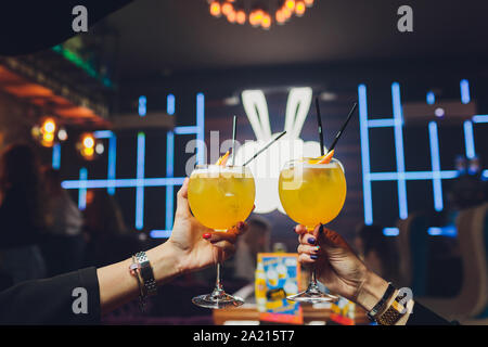 Hände von Mann und Frau Jubel mit Gläser Champagner Rosé Stockfoto