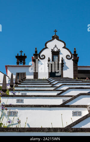 Hermitage (Ermitage de Nossa Senhora da Paz). Weiße Fassade des Treppen und Kapelle, in einen Hügel gebaut, die durch die Park mit grünem Gras umgeben. Vila Franca Stockfoto