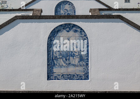 Hermitage (Ermitage de Nossa Senhora da Paz). Weiße Fassade der Treppe mit traditionelle Keramik mit blauen Anstrich (AZULEJOS). Vila Franca do Campo, Stockfoto