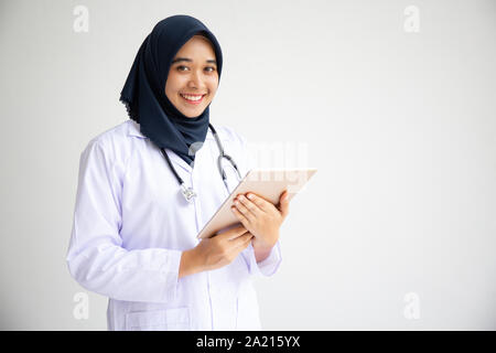 Junge arabische muslimische Aerztin Frauen lächeln auf weißem Hintergrund Konzept für den Islam Menschen in medizinischen Klinik health care Arbeiten isolieren, modernen Krankenschwester Stockfoto