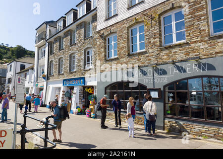 Touristen zu Fuß durch den Hafen Taverne in der Küstenstadt Mevagissey. Das Dorf ist ein fischerhafen in Cornwall. Stockfoto