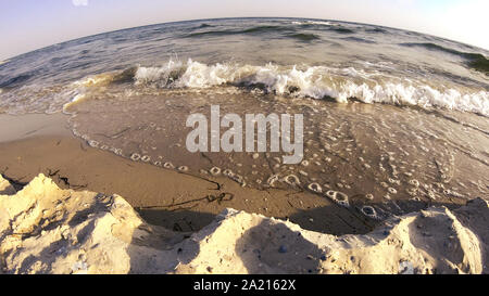 Meereswellen Rollen am Sandstrand. Stockfoto