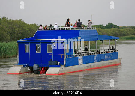 Der doppeldecker Santa Lucia Bootsfahrt auf St. Lucia Estuary, Distrikt Umkhanyakude, KwaZulu Natal, Südafrika. Stockfoto