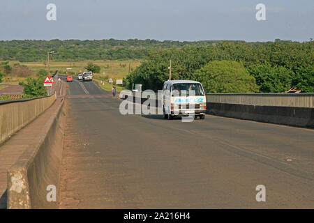 Der R618 Brücke über den Auslass des Lake St. Lucia Estuary in St Lucia, Distrikt Umkhanyakude, KwaZulu Natal, Südafrika. Stockfoto