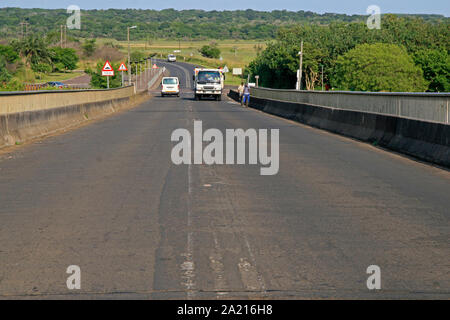 Der R618 Brücke über den Auslass des Lake St. Lucia Estuary in St Lucia, Distrikt Umkhanyakude, KwaZulu Natal, Südafrika. Stockfoto